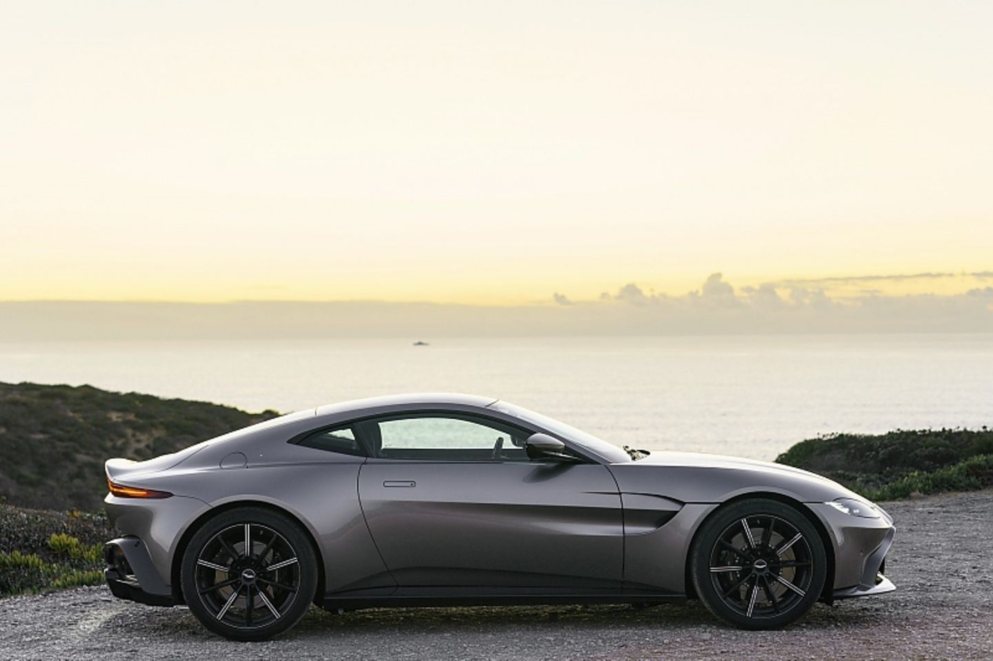 Der Aston Martin Vantage ist 4,47 Meter lang