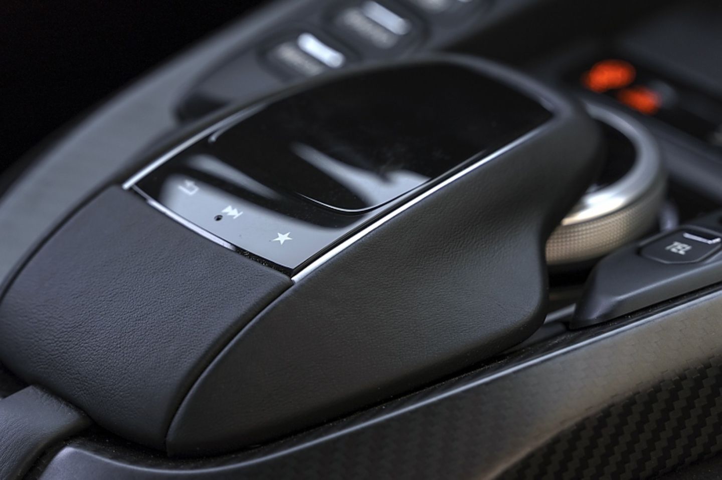 Auch beim Aston Martin Vantage kommt das Mercedes-Comand zum Einsatz