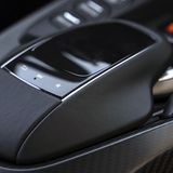 Auch beim Aston Martin Vantage kommt das Mercedes-Comand zum Einsatz