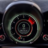 Wenn der Aston Martin Vantage scharf gestellt wird verfärben sich die Rundinstrumente rot