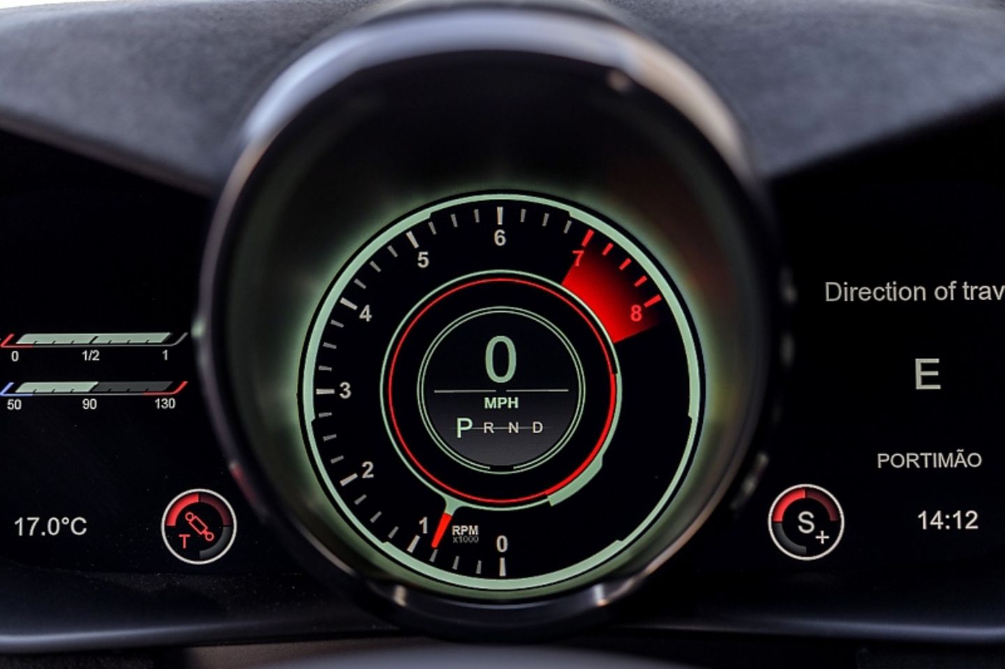 Wenn der Aston Martin Vantage scharf gestellt wird verfärben sich die Rundinstrumente rot