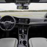 Der Innenraum des VW Jetta 1.4 TSI 2019 USA