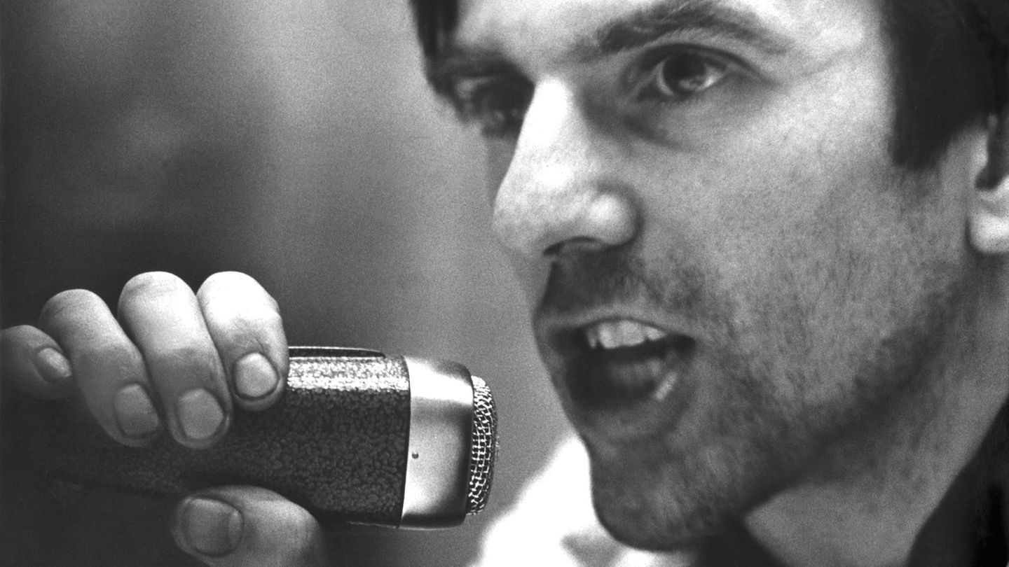 Rudi Dutschke spricht zu über 1000 Studenten. Am 11. April 1968 wurde er auf dem Kurfürstendamm in Berlin niedergeschossen.
