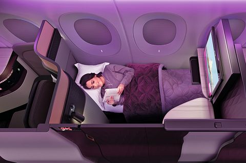 Kategorie: Kabinenkonzepte  Qatar Airways hat die Business Class in Zusammenarbeit mit der Firma PriestmanGoode weiterentwickelt. Die "QSuite" mit ihrer Tür und flachen Bett wirkt fast wie ein Hotelzimmer. Weiterer Vorteil der Mittelsitze: Vier Sessel lassen sich so zueinander drehen, dass eine gemeinsame Tafel zum Essen entsteht.