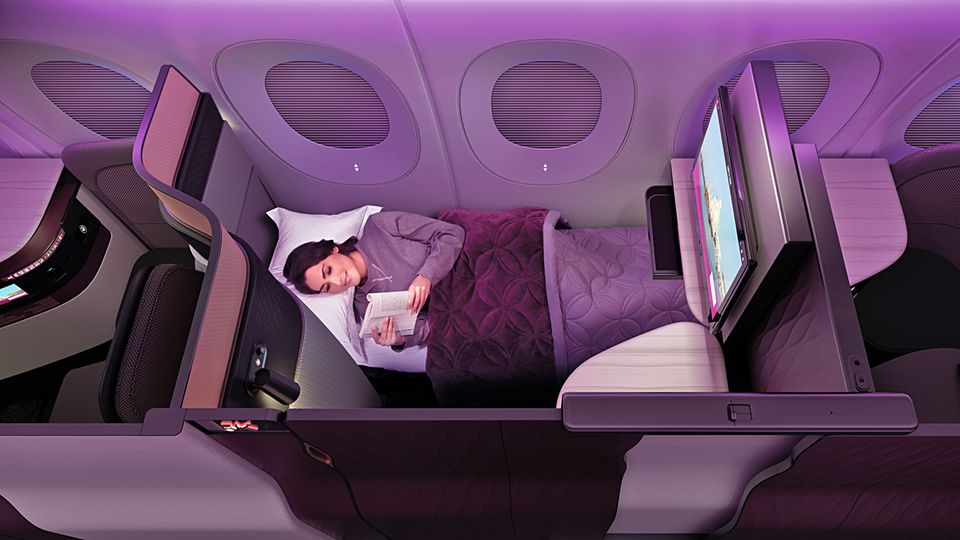 Kategorie: Kabinenkonzepte  Qatar Airways hat die Business Class in Zusammenarbeit mit der Firma PriestmanGoode weiterentwickelt. Die "QSuite" mit ihrer Tür und flachen Bett wirkt fast wie ein Hotelzimmer. Weiterer Vorteil der Mittelsitze: Vier Sessel lassen sich so zueinander drehen, dass eine gemeinsame Tafel zum Essen entsteht.