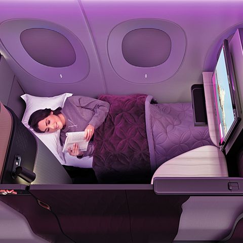 Kategorie: Kabinenkonzepte  Qatar Airways hat die Business Class in Zusammenarbeit mit der Firma PriestmanGoode weiterentwickelt. Die "QSuite" mit ihrer Tür und flachen Bett wirkt fast wie ein Hotelzimmer. Weiterer Vorteil der Mittelsitze: Vier Sessel lassen sich so zueinander drehen, dass eine gemeinsame Tafel zum Essen entsteht.