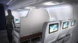 Kategorie: Kabinensysteme  Die Firma Rockwell Collins hat eine neue Trennwand zwischen Business- und Economy Class entwickelt: Die "Silhouette Move" ist so gekrümmt, dass der dahinter sitzende Economy-Gast noch genügend Platz für Beine und Handgepäck findet.