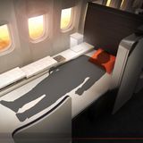 Kategorie: Passagierkomfort-Hardware  Auch in dieser Kategorie hat Rockwell Collins mit einem kreativen Konzept gesiegt. Das "Valkyrie Bed" für eine gehobene Business Class besteht aus einem Sitz, der sich in ein Bett verwandeln lässt: Im Vergleich zu herkömmlichen Produkten lässt sich eine Rollmatratze bei Bedarf aus der Seitenverkleidung über die Sitzfläche ziehen. 