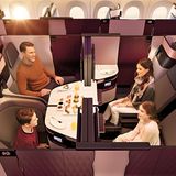Kategorie: Kabinenkonzepte  Qatar Airways hat die Business Class in Zusammenarbeit mit der Firma PriestmanGoode weiterentwickelt. Die "Q-Suite" mit ihrer Tür und flachen Bett wirkt fast wie ein Hotelzimmer. Weiterer Vorteil der Mittelsitze: Vier Sessel lassen sich so zueinander drehen, dass eine gemeinsame Tafel zum Essen entsteht.