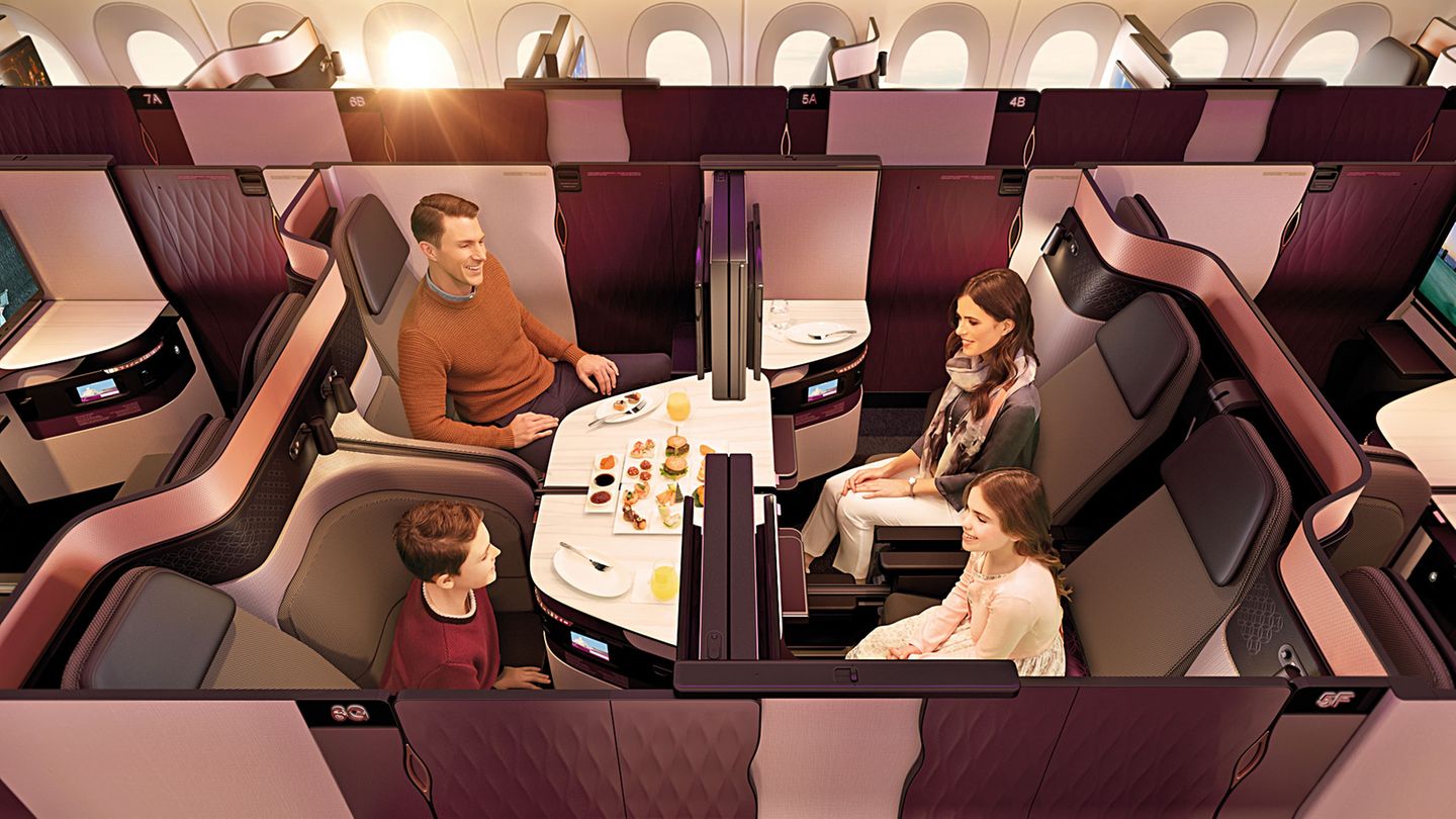 Kategorie: Kabinenkonzepte  Qatar Airways hat die Business Class in Zusammenarbeit mit der Firma PriestmanGoode weiterentwickelt. Die "Q-Suite" mit ihrer Tür und flachen Bett wirkt fast wie ein Hotelzimmer. Weiterer Vorteil der Mittelsitze: Vier Sessel lassen sich so zueinander drehen, dass eine gemeinsame Tafel zum Essen entsteht.