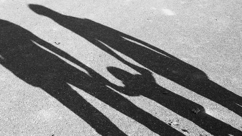 Freiburger Missbrauchsfall: Schatten eines Kindes zwischen zwei Erwachsenen