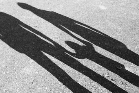 Freiburger Missbrauchsfall: Schatten eines Kindes zwischen zwei Erwachsenen