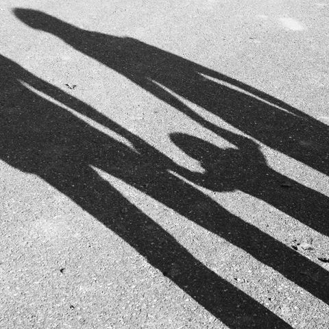 Freiburger Missbrauchsfall: Schatten eines Kindes zwischen zwei Erwachsenen