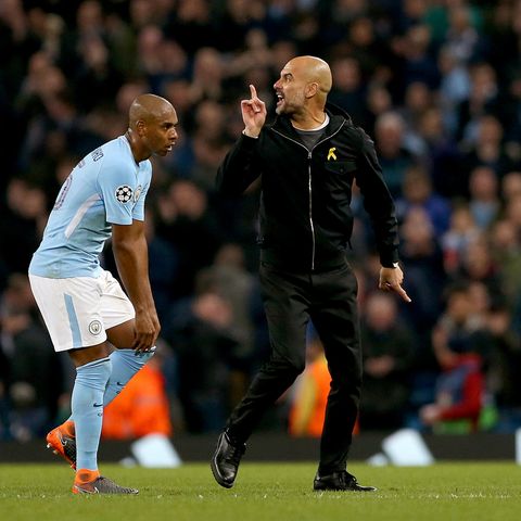 Pep Guardiola und Fernandinho auf dem Platz