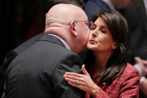 UN-Botschafter Haley und Nebensia: Erst Küsschen, dann Veto: Hier kommen sich Russland und die USA ziemlich nah