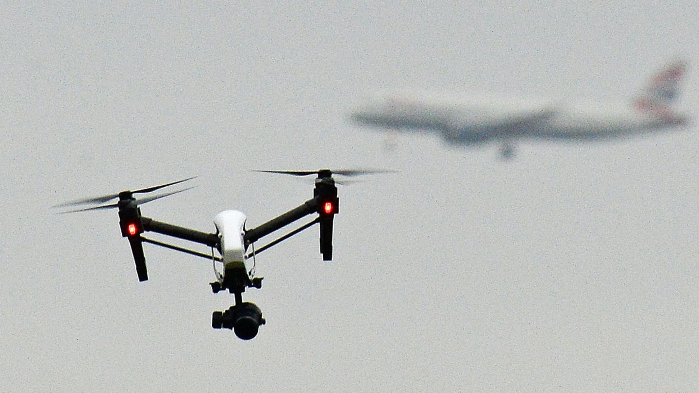 Eine Maschine der Fluggesellschaft Skyjet stieß beim Anflug auf den Flughafen von Québec mit einer Drohne zusammen (Symbolbild)