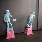 Ein nachgebauter David von Michealangelo mit Smartphone in der Hand