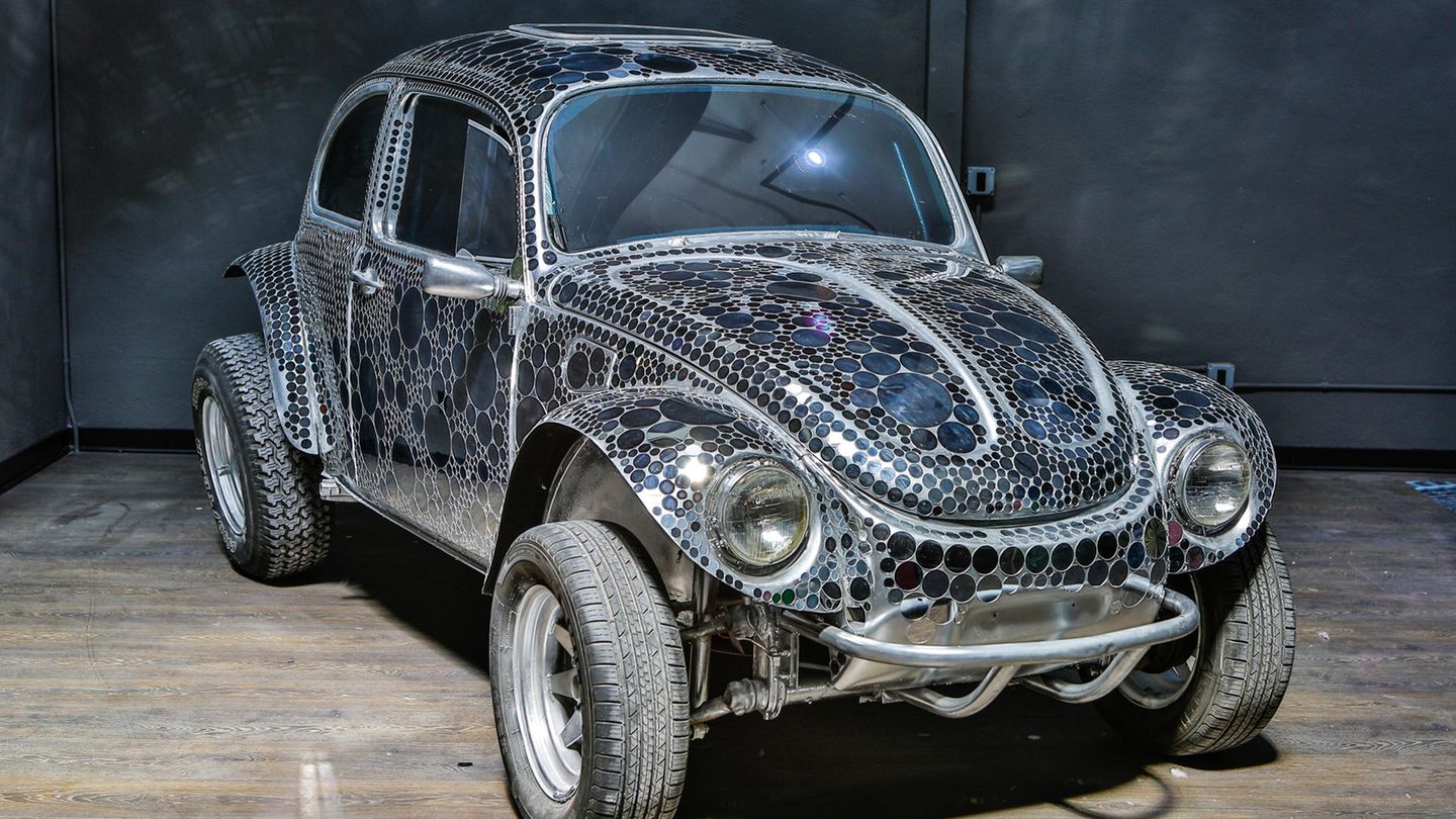 Ein VW Käfer, der von außen mit kleinen Spiegeln bedeckt ist