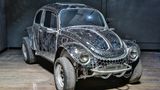 Ein VW Käfer, der von außen mit kleinen Spiegeln bedeckt ist