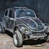 Ein VW Käfer, der von außen mit kleinen Spiegeln bedeckt ist