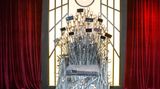 Ein Thron wie aus Game of Thrones gebaut aus Selfie Sticks
