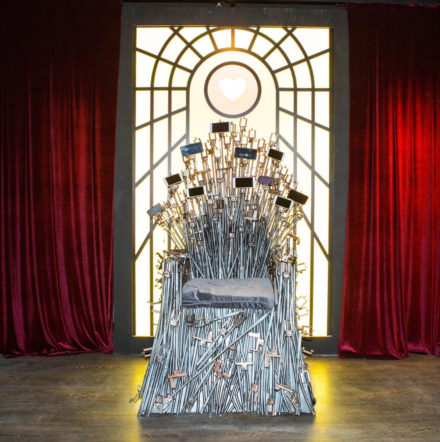 Ein Thron wie aus Game of Thrones gebaut aus Selfie Sticks