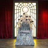 Ein Thron wie aus Game of Thrones gebaut aus Selfie Sticks