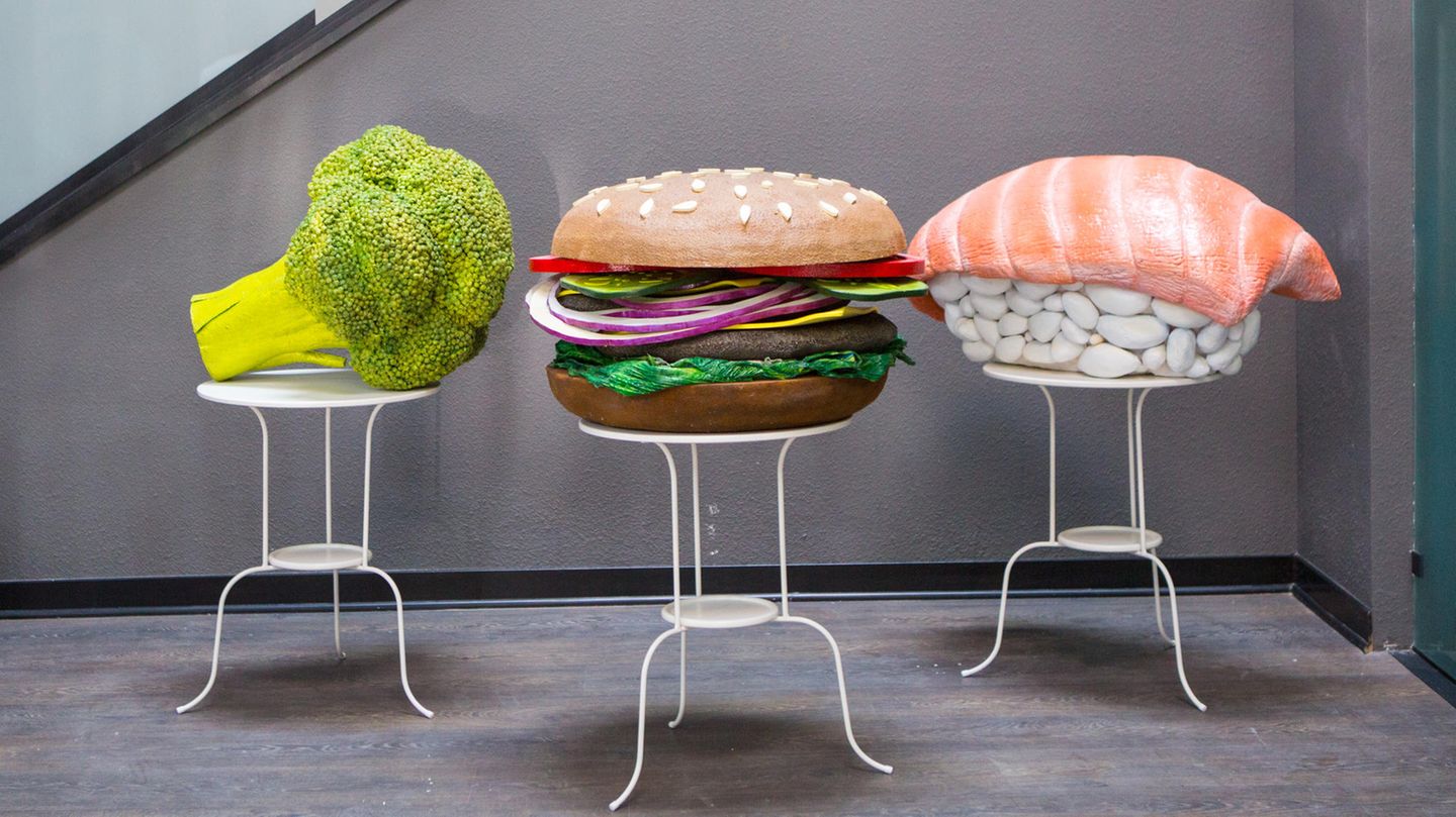 Ein Brokkoli, ein Burger und ein Stück Sushi in Übergröße
