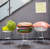 Ein Brokkoli, ein Burger und ein Stück Sushi in Übergröße