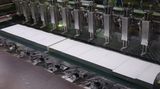 Güte und Weißgrad des Recyclingpapiers sind so hoch, dass man auf den ersten Blick kaum einen Unterschied zu "frischem" Papier erkennt. Ökologisch trennen die beiden jedoch Welten: Bei der Produktion von 800 Tonnen Papier werden im Vergleich zur Produktion mit Frischfasern bis zu 83 Prozent Wasser und 72 Prozent Energie weniger verbraucht