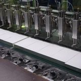 Güte und Weißgrad des Recyclingpapiers sind so hoch, dass man auf den ersten Blick kaum einen Unterschied zu "frischem" Papier erkennt. Ökologisch trennen die beiden jedoch Welten: Bei der Produktion von 800 Tonnen Papier werden im Vergleich zur Produktion mit Frischfasern bis zu 83 Prozent Wasser und 72 Prozent Energie weniger verbraucht