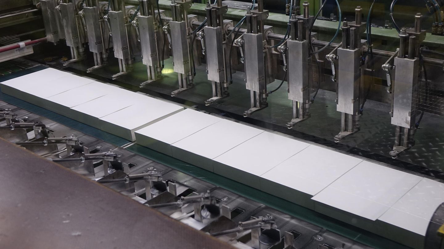 Glückstadt: Güte und Weißgrad des Recyclingpapiers sind so hoch, dass man auf den ersten Blick kaum einen Unterschied zu "frischem" Papier erkennt. Ökologisch trennen die beiden jedoch Welten: Bei der Produktion von 800 Tonnen Papier werden im Vergleich zur Produktion mit Frischfasern bis zu 83 Prozent Wasser und 72 Prozent Energie weniger verbraucht Güte und Weißgrad des Recyclingpapiers sind so hoch, dass man auf den ersten Blick kaum einen Unterschied zu "frischem" Papier erkennt. Ökologisch trennen die beiden jedoch Welten: Bei der Produktion von 800 Tonnen Papier werden im Vergleich zur Produktion mit Frischfasern bis zu 83 Prozent Wasser und 72 Prozent Energie weniger verbraucht