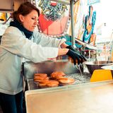 In den Zuckerguss eintunken und laaaaangsam wieder rausholen. Alles mit Gefühl.