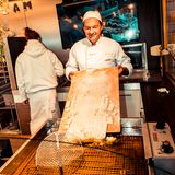 Zack, zack, zack, so wird’s gemacht. Der Bäckermeister legt selbst Hand an.