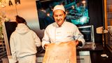 Zack, zack, zack, so wird’s gemacht. Der Bäckermeister legt selbst Hand an.