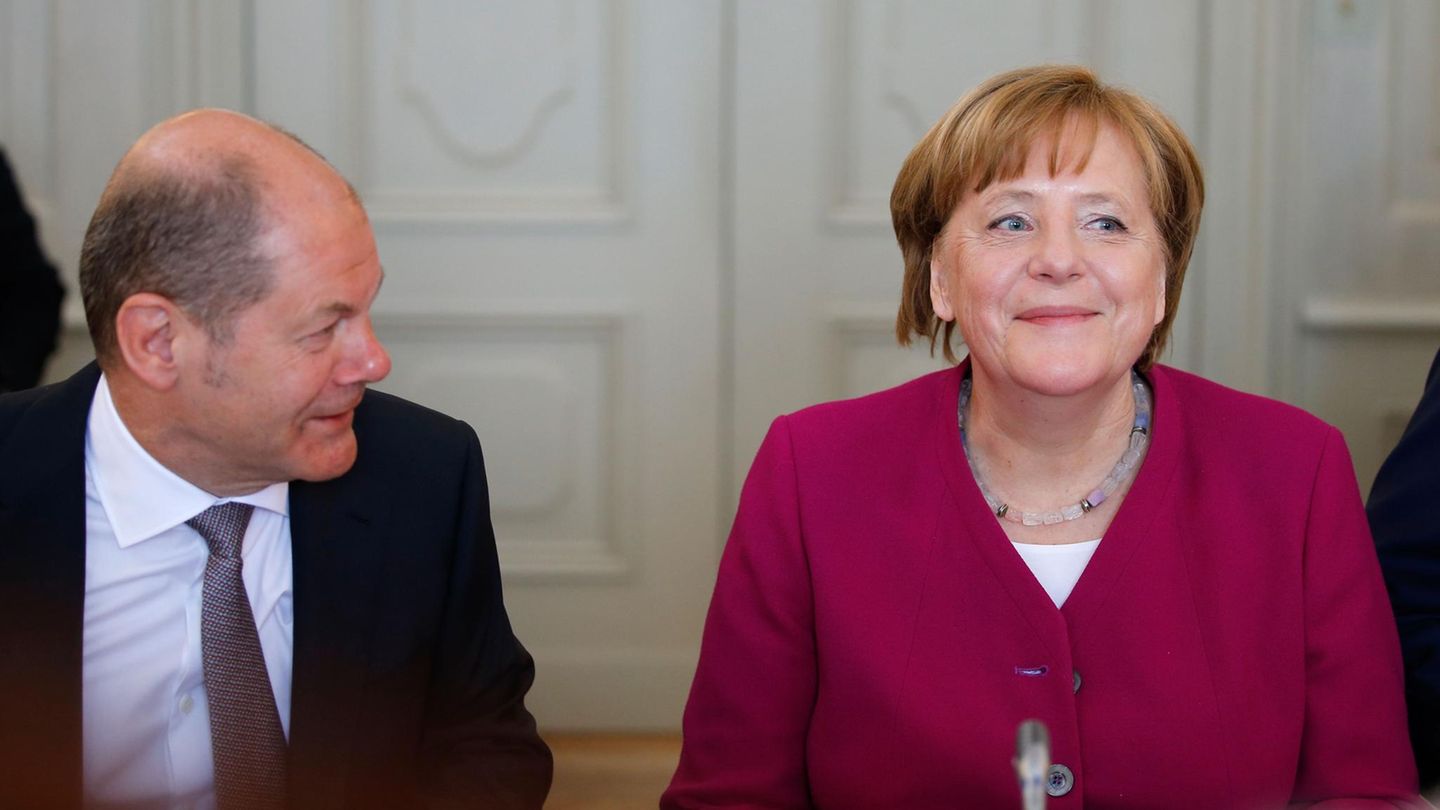 Vizekanzler Scholz schaut Bundeskanzlerin Merkel an: "Teambuilding gelungen"