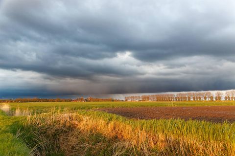 Wetter in Deutschland: Dunkle Wolken ziehen über Rysum in Ostfriesland