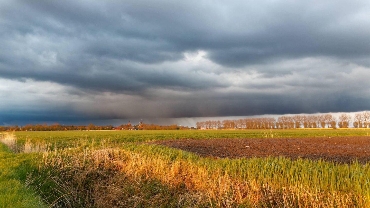 Wetter in Deutschland: Dunkle Wolken ziehen über Rysum in Ostfriesland