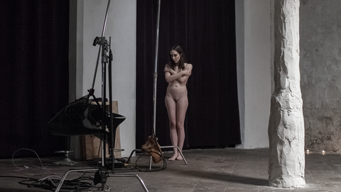 Nackt und einsam: Darstellerin Dido am Set des Films "Spectrophilia"
