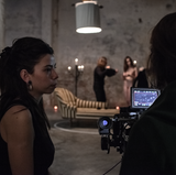Kamera? Läuft gleich. Kamerafrau Thais und ihre Assistentin warten auf das Zeichen.