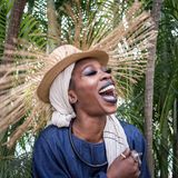 Die Sängerin Azizaa lernt Voodoo-Künste in einem Tempel