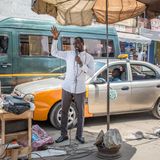 Ein Prophet steht mit Mikrofon auf der Straße.