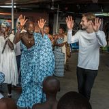Joko-Reporter Daniel Sippel tanzt mit Menschen im Voodoo-Schrein.