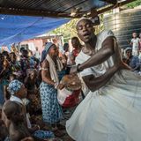 Ein Tänzert wirbelt durch einen Voodoo-Schrein.