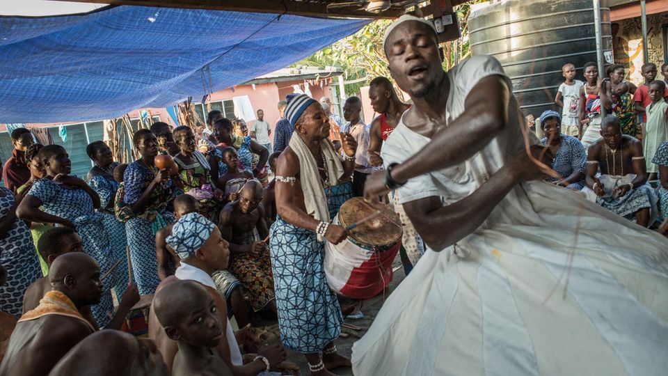 Ghana Ein Tänzert wirbelt durch einen Voodoo-Schrein.