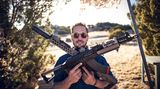 Karig post mit zwei Waffen in der Hand.