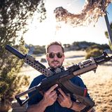 Karig post mit zwei Waffen in der Hand.