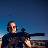 Joko-Reporter Friedemann Karig feuert einen Schuss ab.