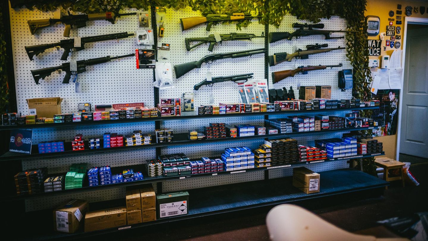 Munition und Waffen im Laden.