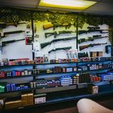 Munition und Waffen im Laden.